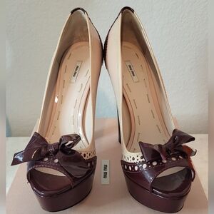 BNIB Miu Miu Patent Leather Pumps  Size IT 39, Beige with Burgundy